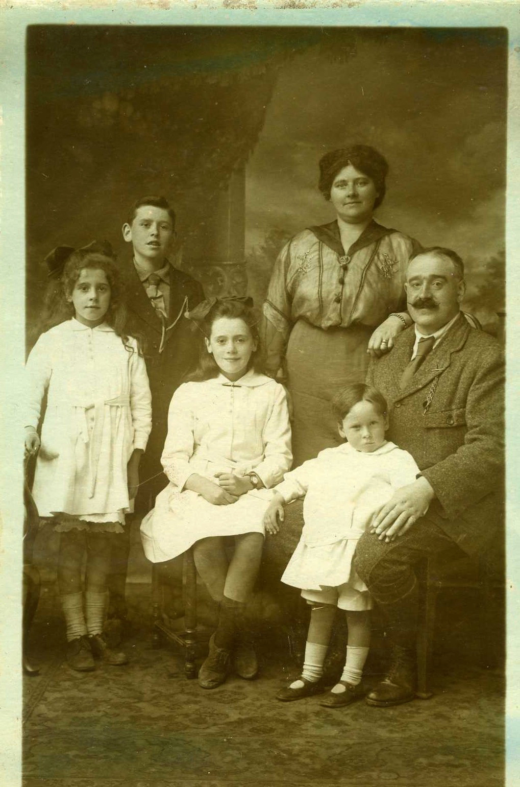 Photo of photos/Alexander McLennan b 1875 & fam